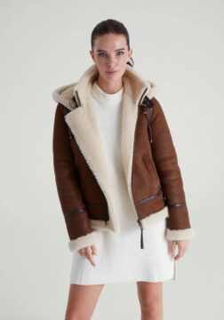 Exploring the Versatility of Women's Sheepskin Jackets in Modern Fashion